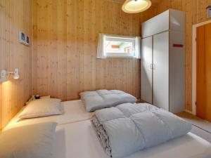 Ένα ή περισσότερα κρεβάτια σε δωμάτιο στο Holiday Home Steni - 250m from the sea in Western Jutland by Interhome