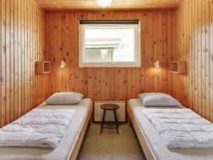 Ένα ή περισσότερα κρεβάτια σε δωμάτιο στο Holiday Home Steni - 250m from the sea in Western Jutland by Interhome