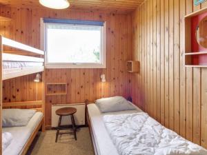 מיטה או מיטות קומותיים בחדר ב-Holiday Home Steni - 250m from the sea in Western Jutland by Interhome