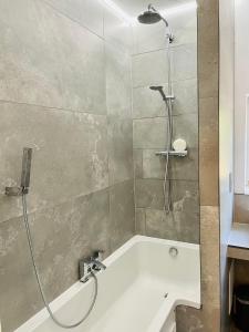 een badkamer met een douche en een bad bij 18 Horner Street in York