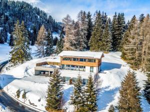 - une vue aérienne sur une maison dans la neige dans l'établissement Apartment Raschainas Lenzerheide by Interhome, à Sporz