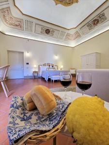 - une chambre avec deux verres de vin et un lit dans l'établissement Palazzo Rosselmini, à Pise