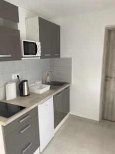 Kuchyň nebo kuchyňský kout v ubytování SunSet Beach Apartman