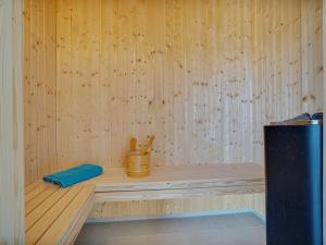 uma sauna com um banco de madeira e um balde em Holiday Home Gunbritt - 40km from the sea in The Liim Fiord by Interhome em Spottrup