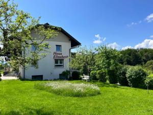 Vonkajšia záhrada v ubytovaní Apartment Sonnenblume by Interhome