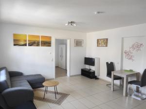 a living room with a couch and a tv at Ferienwohnung Christoph,nahe Burg Steinsberg in Sinsheim
