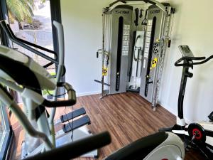 een fitnessruimte met twee loopbanden en een loopband bij Villa Romana III Omis in Omiš