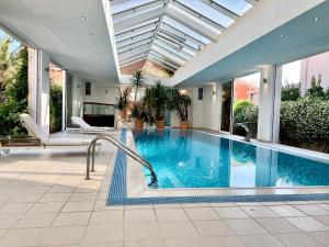 una gran piscina en una casa con techo en Villa Romana III Omis, en Omiš