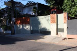 una valla con una puerta delante de un edificio en Taguato Recoleta, en Asunción