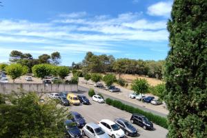 un estacionamiento con muchos autos estacionados en él en MANHATTAN Studio Balcon Ensoleillé Parking Nord Montpellier, en Grabels