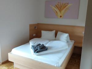 uma cama com lençóis brancos e toalhas em Apartment Tulpe by Interhome em Velden am Wörthersee