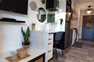 a small kitchen with a white counter in a room at MANHATTAN Studio Balcon Ensoleillé Parking Nord Montpellier in Grabels