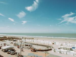 - une vue sur la plage avec des bâtiments blancs et l'océan dans l'établissement Studio Pacific with parking and sea view by Interhome, à Blankenberge