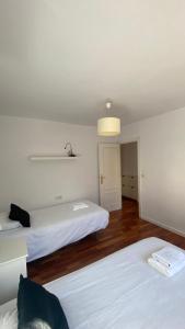 1 dormitorio con 2 camas y una luz en el techo en Apartamento centro de Granada, en Granada