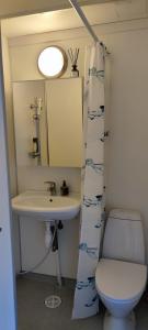 uma casa de banho com um WC e um lavatório em AN Apartments em Bergen