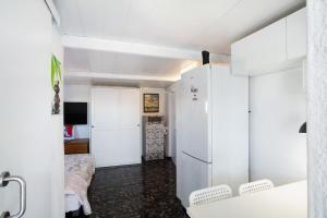 een keuken met een witte koelkast in de kamer bij Casa Patricia in Vecindario