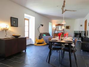 sala de estar con mesa y sofá en Apartment Grangettes by Interhome, en Noville