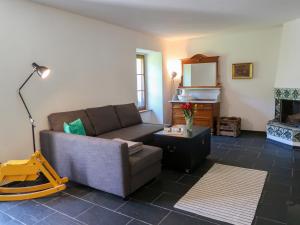- un salon avec un canapé et une cheminée dans l'établissement Apartment Grangettes by Interhome, à Noville