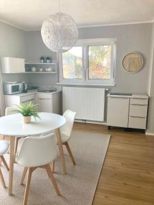 cocina y comedor con mesa y sillas en Gartenhaus5, en Bad Tatzmannsdorf