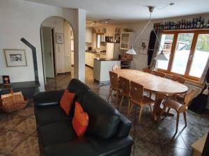 - un salon avec un canapé noir et une table dans l'établissement Apartment Casa Hofer by Interhome, à Valbella