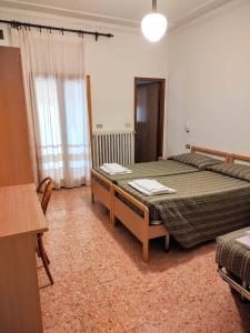 een slaapkamer met een bed en een bureau. bij Hotel Ristorante Miramonti in Consuma