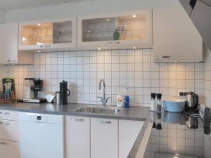 Kuchyň nebo kuchyňský kout v ubytování Holiday Home Ingebrit - 7km from the sea in Djursland and Mols by Interhome