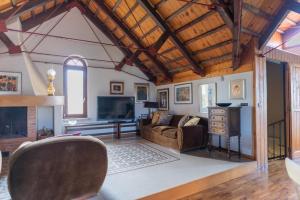 a living room with a couch and a tv at Villa Luisa in Bari