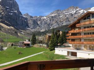 Vom Balkon eines Hotels genießen Sie Bergblick. in der Unterkunft Apartment Edelweiss C by Interhome in Leukerbad