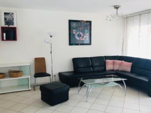 ein Wohnzimmer mit einem blauen Sofa und einem Tisch in der Unterkunft Apartment Edelweiss C by Interhome in Leukerbad