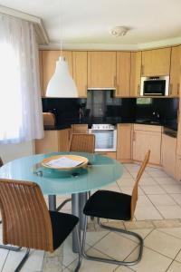 eine Küche mit einem blauen Tisch und Stühlen in der Unterkunft Apartment Edelweiss C by Interhome in Leukerbad