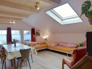 un soggiorno con divano e tavolo di Apartment Beim Thor by Interhome a Brienzwiler