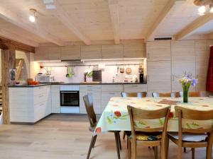 una cucina e una sala da pranzo con tavolo e sedie di Apartment Beim Thor by Interhome a Brienzwiler