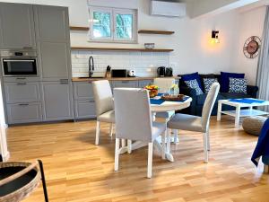Una cocina y una sala de estar con mesa y sillas. en Villa Romana III Omis, en Omiš