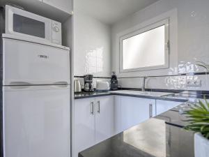Kuchyňa alebo kuchynka v ubytovaní Apartment Blaumar by Interhome