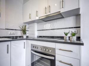 Kuchyňa alebo kuchynka v ubytovaní Apartment Blaumar by Interhome