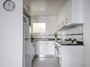 Kuchyňa alebo kuchynka v ubytovaní Apartment Blaumar by Interhome