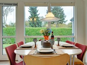 En restaurant eller et andet spisested på Holiday Home Aura - 100m from the sea in Lolland- Falster and Mon by Interhome