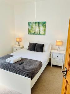 - une chambre avec un grand lit et 2 tables de chevet dans l'établissement 18 Horner Street, à York