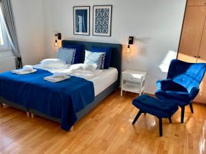Un dormitorio con una cama azul y una silla azul. en Villa Romana III Omis, en Omiš 73 fotos más