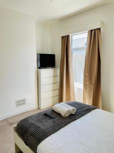 - une chambre avec un lit, une fenêtre et une télévision dans l'établissement 18 Horner Street, à York