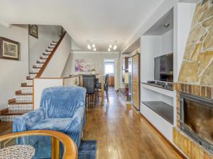 Televízia a/alebo spoločenská miestnosť v ubytovaní Holiday Home Pare Claret by Interhome