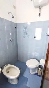 een badkamer met een toilet en een wastafel bij Hotel Ristorante Miramonti in Consuma