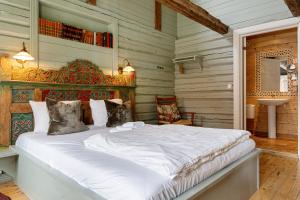 a bedroom with a large white bed in a room at Kleivstua Hotel in Sundvollen +102 photos