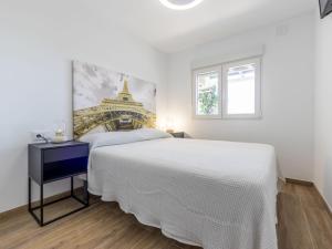 um quarto branco com uma cama grande e uma janela em Apartment Rodas-5 by Interhome em Salou