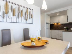 uma cozinha com uma mesa com um vaso sobre ela em Apartment Rodas-5 by Interhome em Salou