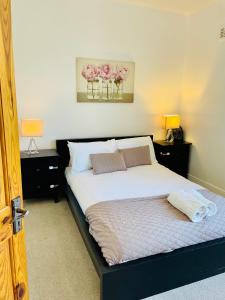 a bedroom with a bed with two nightstands and two lamps at 18 Horner Street in York