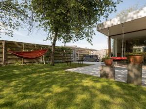 una hamaca en el patio de una casa en Villa Domicile adoré by Interhome en Ostende