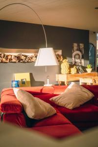 - une chambre avec un lit doté de draps rouges et d'une lampe dans l'établissement Villa Domicile adoré by Interhome, à Ostende