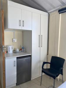 Η κουζίνα ή μικρή κουζίνα στο Mercy Land Guesthouse