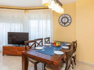 comedor con mesa y reloj en la pared en Apartment Mirador de Llandels II by Interhome, en Peñíscola
